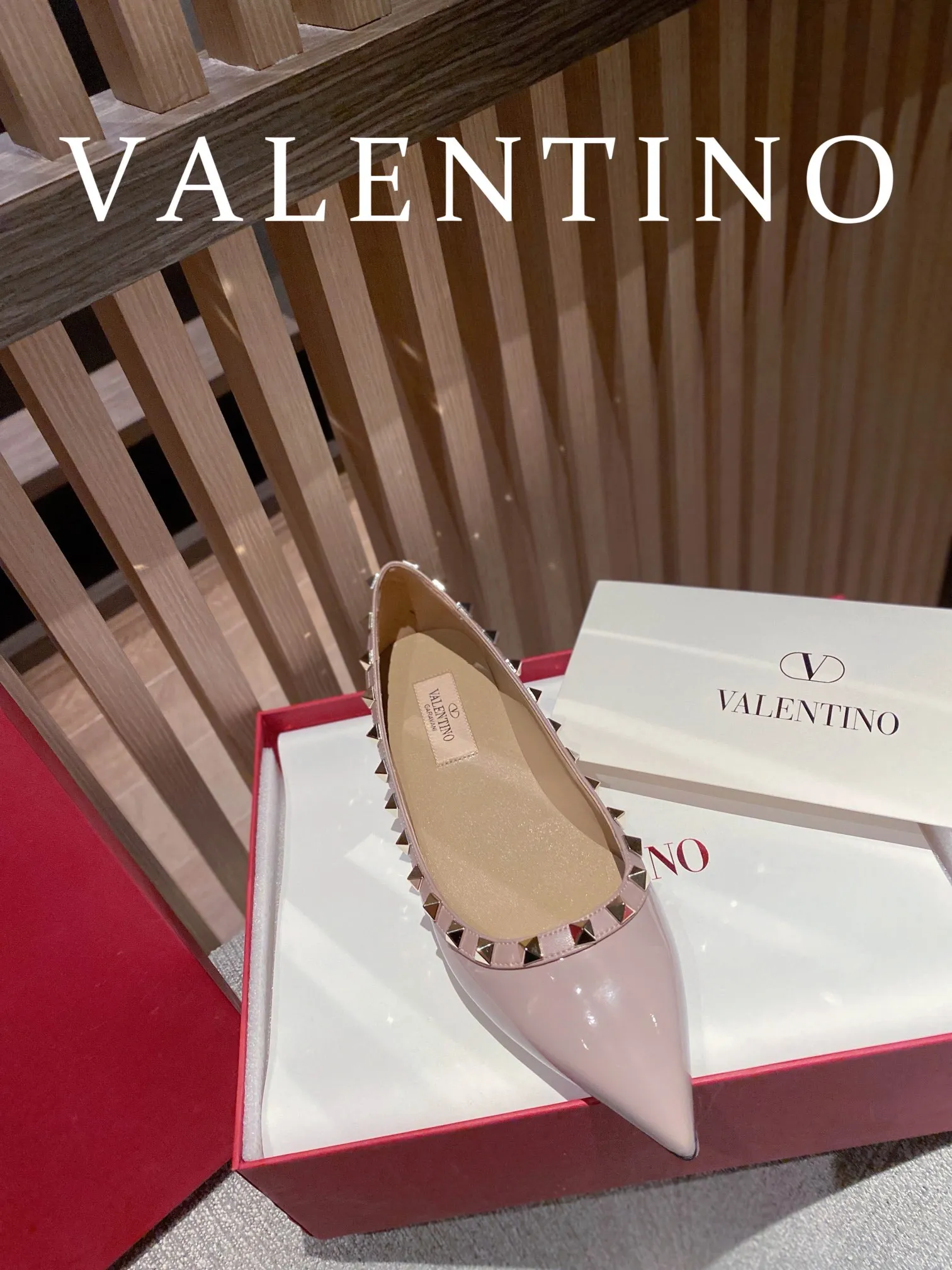 👟👟Ex-factory price 520👟👟 Women's shoes, women's clothing 𝙑𝙖𝙡𝙚𝙣𝙩𝙞𝙣𝙤/Valentino𝙑𝙏 🎁Latest colors😍ʚ😊ɞ has been an Italian national treasure brand since the 1960s. Timeless and deeply rooted in people's hearts❤ Never out of date. One of the must-have items 〰 ɪɴѓᴏʀᴍᴀᴛɪᴏɴ 〰♡ There are many colors for you to choose from💝Original molded electric rivets (non-oxidized) High-end customized imported cowhide➠Mirror patent leather❗️Details in place🆚Exclusive color card💯Comfortable sheepskin lining✅Imported Italian leather outsole🇮🇹 Code number: 35-39 (34.40.41.42) additionally customized♡♡